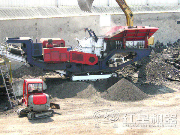 移動(dòng)式破碎站生產(chǎn)現(xiàn)場