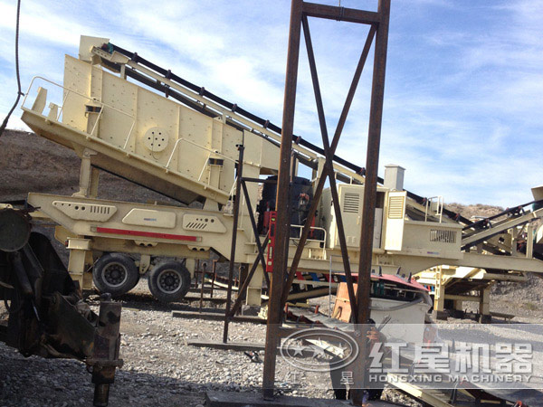 移動(dòng)圓錐破碎機(jī)工作現(xiàn)場(chǎng) 移動(dòng)圓錐破碎機(jī)工作現(xiàn)場(chǎng)