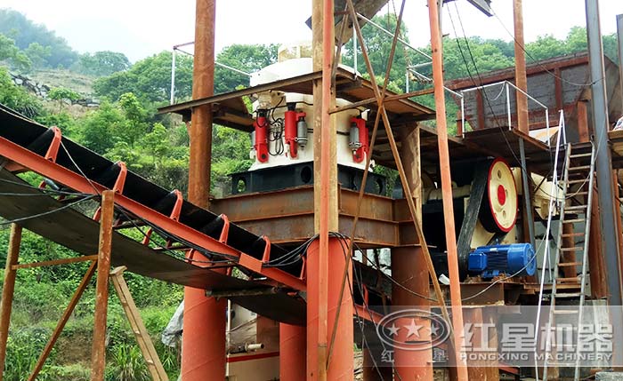 圓錐破碎機(jī)工作現(xiàn)場(chǎng) 圓錐破碎機(jī)工作現(xiàn)場(chǎng)