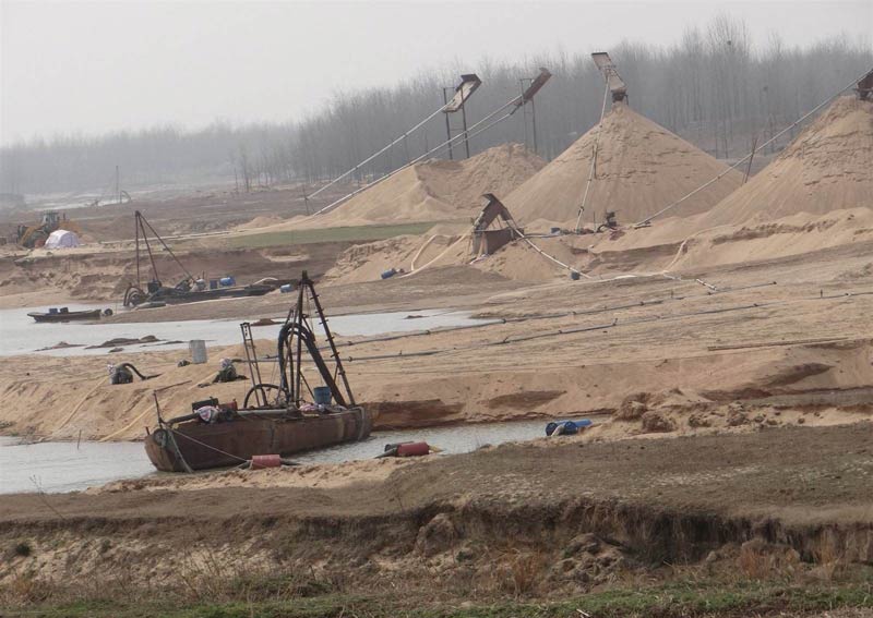 開采天然沙現(xiàn)場 開采天然沙現(xiàn)場