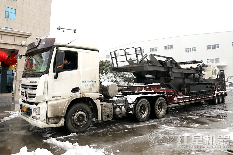 紅星履帶式移動破碎機(jī)出貨忙 紅星履帶式移動破碎機(jī)出貨忙