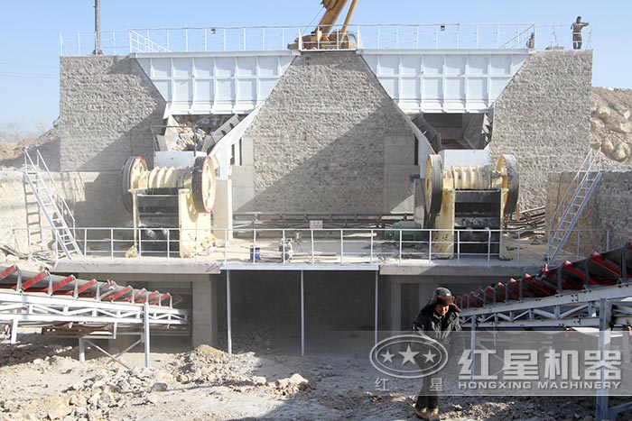 時(shí)產(chǎn)300噸大型鄂式碎石機(jī)現(xiàn)場(chǎng) 時(shí)產(chǎn)300噸大型鄂式碎石機(jī)現(xiàn)場(chǎng)