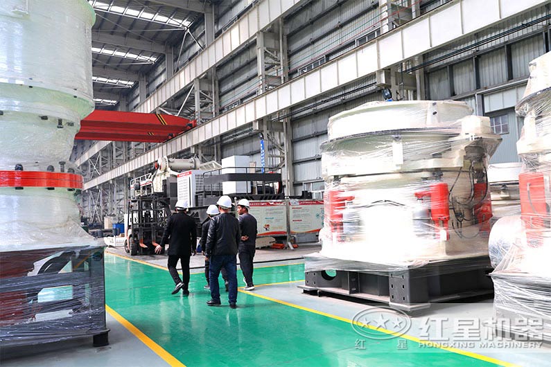 客戶來廠考察1200圓錐破碎機(jī) 客戶來廠考察1200圓錐破碎機(jī)