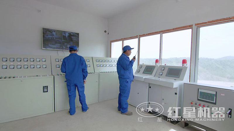 紅星技術(shù)工程師在現(xiàn)場調(diào)試設(shè)備 紅星技術(shù)工程師在現(xiàn)場調(diào)試設(shè)備