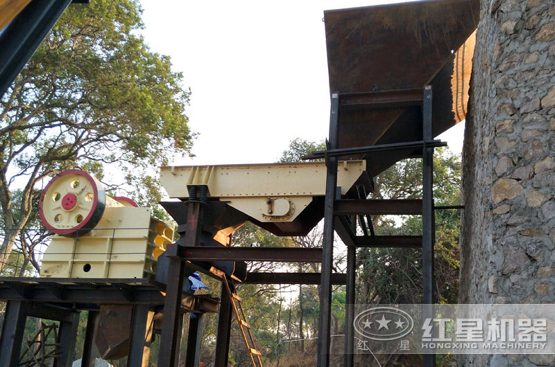 顎式破碎機作業(yè)現場 顎式破碎機作業(yè)現場