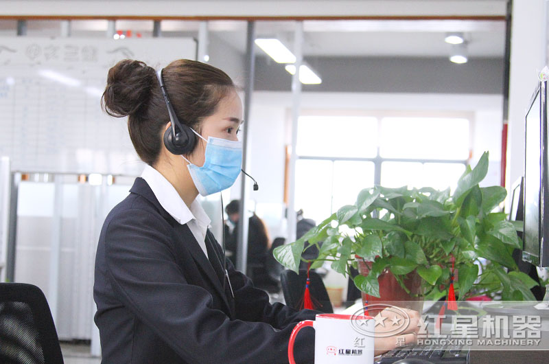 24小時(shí)客服全身心工作，用專注點(diǎn)亮了責(zé)任