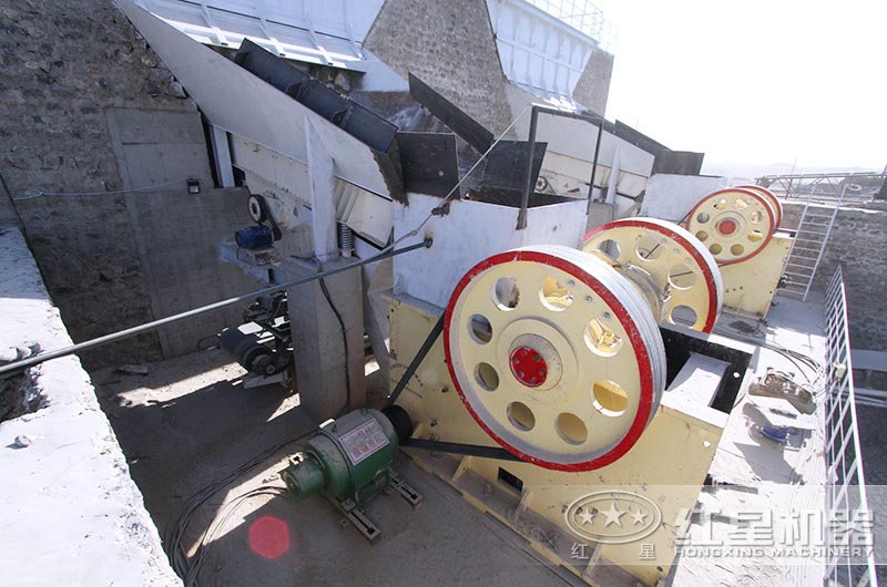 顎式破碎機工作現(xiàn)場 顎式破碎機工作現(xiàn)場