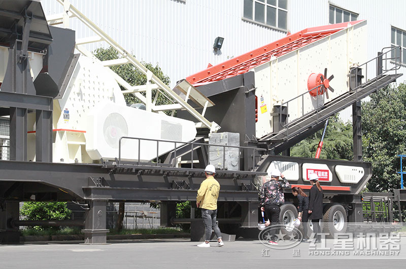 用戶來廠考察移動式制砂機(jī) 用戶來廠考察移動式制砂機(jī)