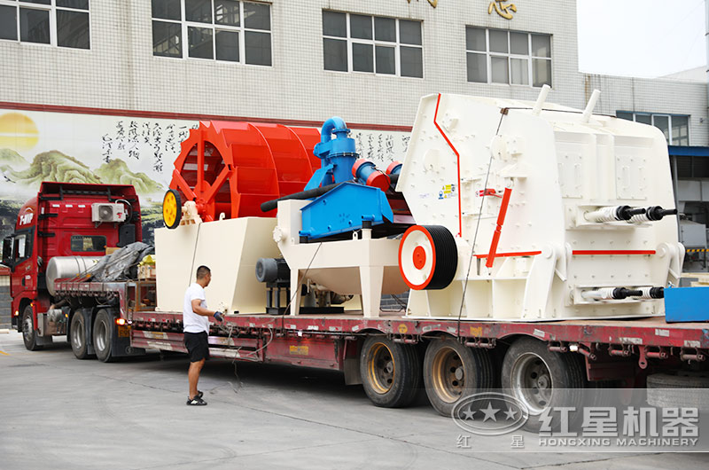 司機師傅打包洗砂機、細沙回收一體機準備發(fā)往安徽現(xiàn)場