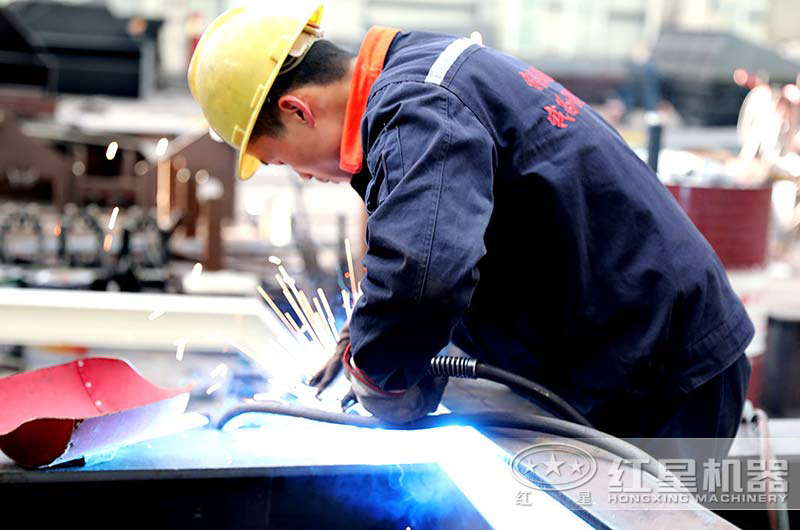 車間師傅在認(rèn)真進(jìn)行焊工作業(yè)中 車間師傅在認(rèn)真進(jìn)行焊工作業(yè)中