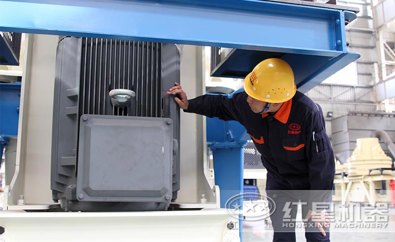 車(chē)間師傅在進(jìn)行設(shè)備的日常檢查維護(hù)工作中 車(chē)間師傅在進(jìn)行設(shè)備的日常檢查維護(hù)工作中