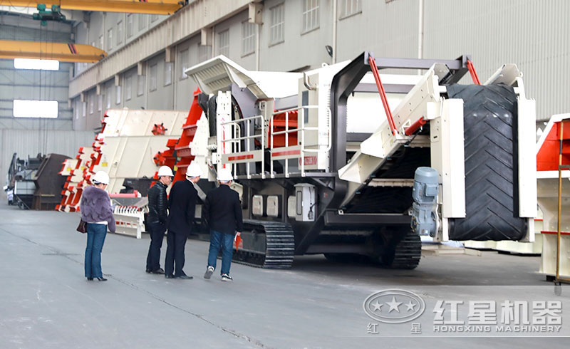 用戶來紅星參觀履帶移動制砂設(shè)備 用戶來紅星參觀履帶移動制砂設(shè)備