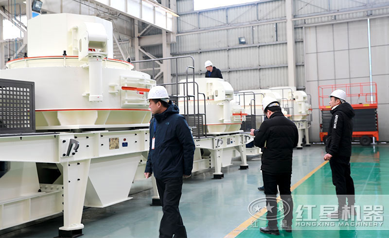 用戶來紅星廠區(qū)參觀制砂設備中 用戶來紅星廠區(qū)參觀制砂設備中