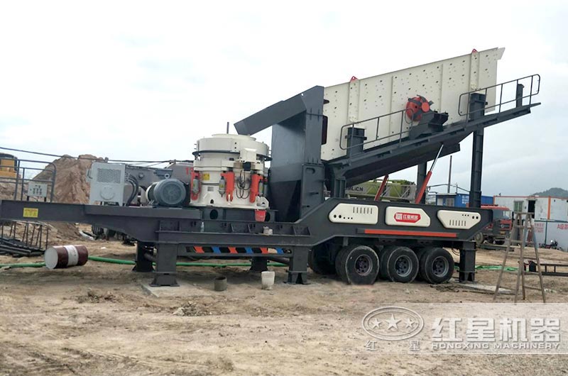 移動(dòng)圓錐破碎機(jī)設(shè)備現(xiàn)場 移動(dòng)圓錐破碎機(jī)設(shè)備現(xiàn)場