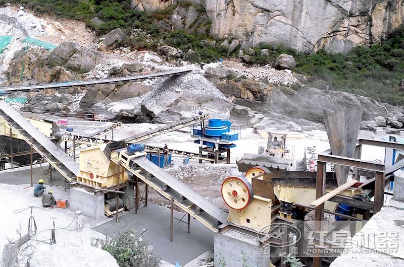 石灰石制沙生產線現(xiàn)場 石灰石制沙生產線現(xiàn)場