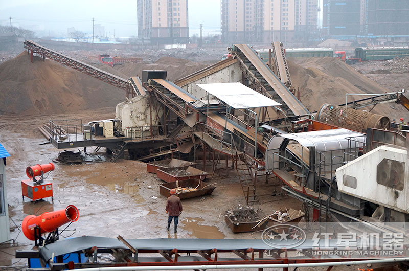 移動(dòng)式建筑垃圾破碎機(jī)處理現(xiàn)場(chǎng) 移動(dòng)式建筑垃圾破碎機(jī)處理現(xiàn)場(chǎng)