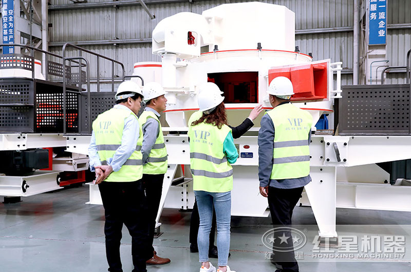 用戶到廠參觀，近距離考察制沙機(jī)設(shè)備