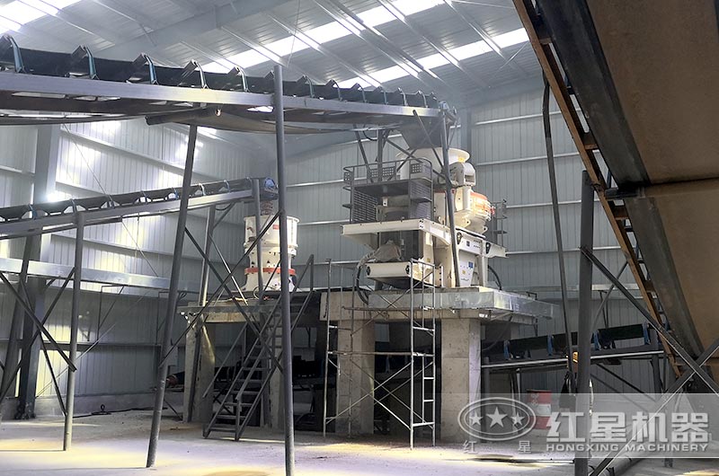 環(huán)保花崗巖制砂生產(chǎn)線現(xiàn)場(chǎng)，粉碎機(jī)選用圓錐破海和沖擊破