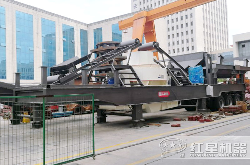 移動(dòng)式小型鵝卵石制砂機(jī)廠區(qū)實(shí)拍圖 移動(dòng)式小型鵝卵石制砂機(jī)廠區(qū)實(shí)拍圖