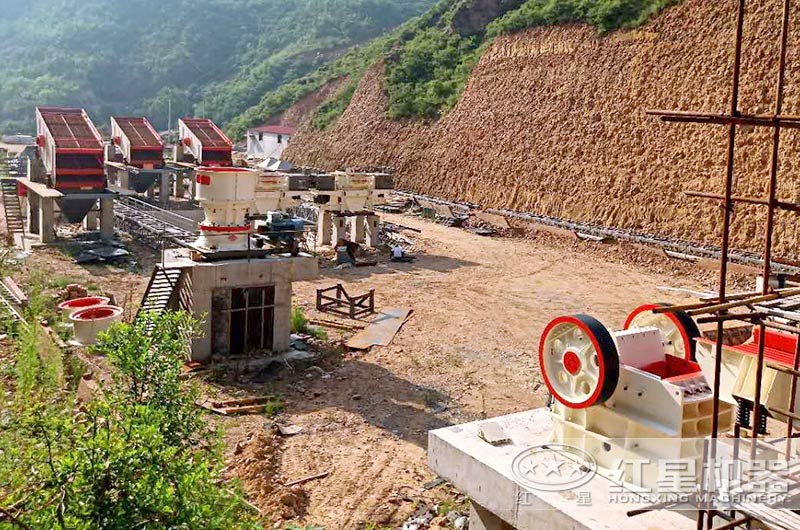 沙廠生產(chǎn)線安裝安裝中，石料粉碎設(shè)備有鄂破、圓錐破和制砂機(jī)