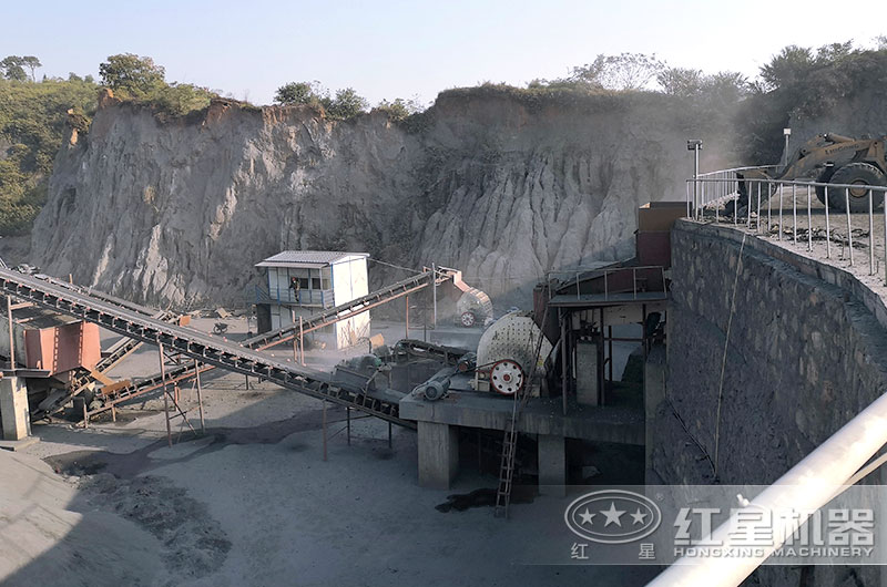 1214重錘破生產(chǎn)現(xiàn)場(chǎng)，破碎煤矸石