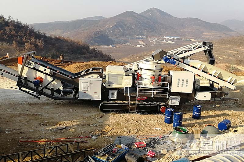 移動(dòng)式圓錐破碎機(jī)現(xiàn)場(chǎng)實(shí)拍，整機(jī)作業(yè)，抵一條生產(chǎn)線