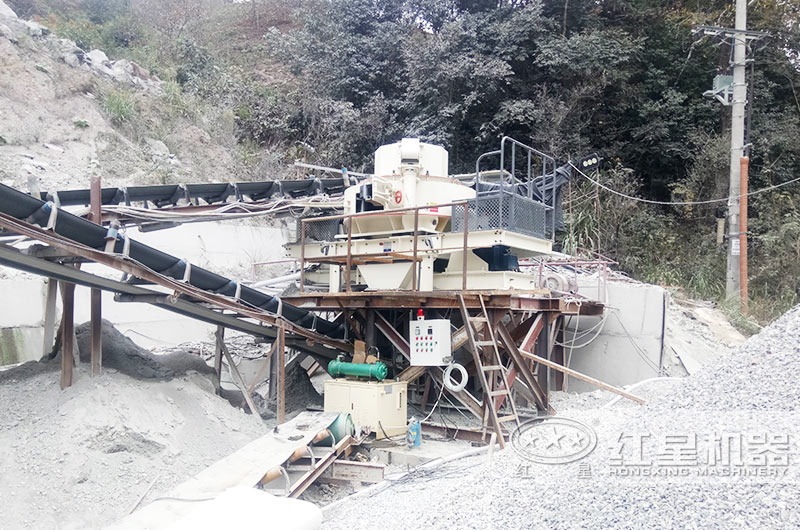 風(fēng)化巖制砂現(xiàn)場 風(fēng)化巖制砂現(xiàn)場