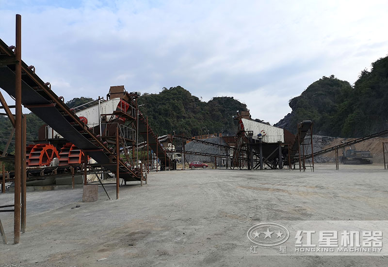 方案三配置現(xiàn)場：破碎機+制砂機+洗砂機，費用80萬以上