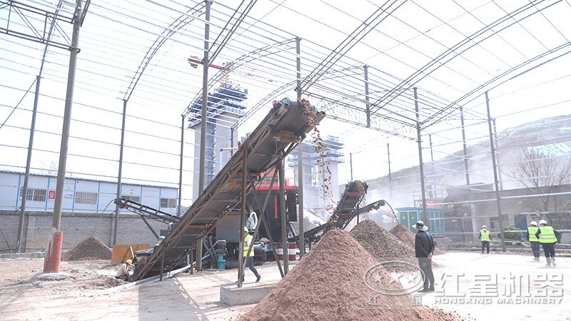 移動(dòng)石子制砂機(jī)拉到現(xiàn)場(chǎng)就地作業(yè)，整機(jī)一體化