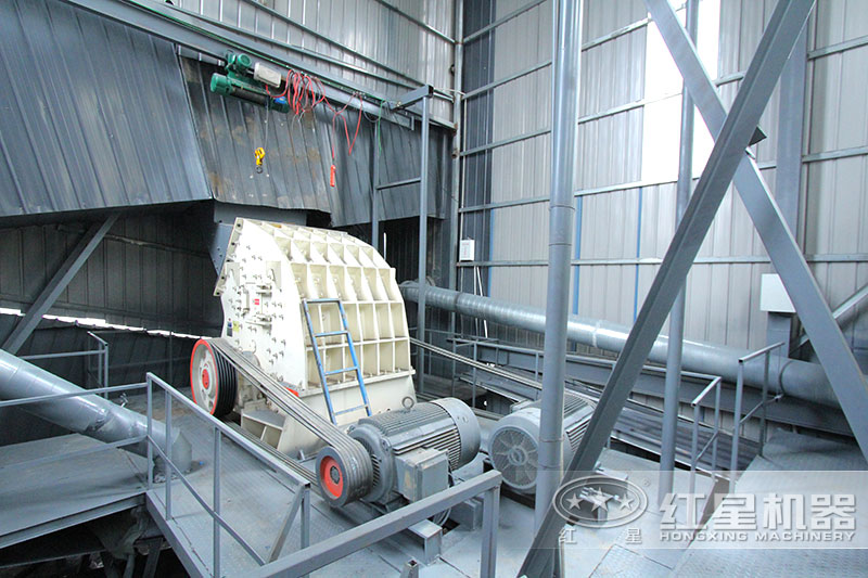 錘式破碎機(jī)安裝現(xiàn)場，僅需一臺設(shè)備足以