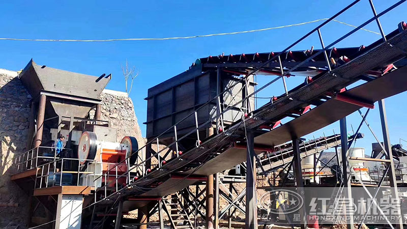 石料生產(chǎn)線配置:顎式破碎機(jī)+圓錐破碎機(jī) 石料生產(chǎn)線配置:顎式破碎機(jī)+圓錐破碎機(jī)